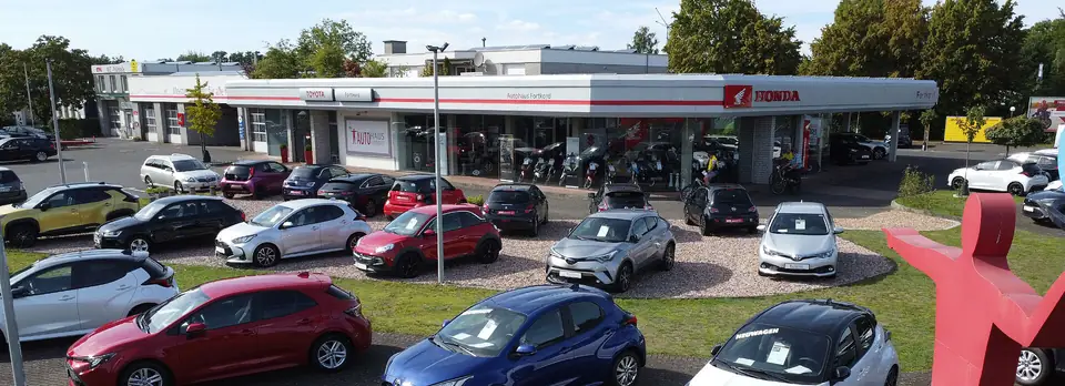 Luftbild des Autohauses Fortkord in der Gildemeisterstraße mit Fahrzeugen auf dem Hof