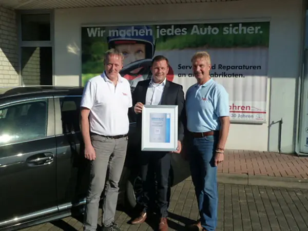 Übergabe des Toyota-Hybrid-Zertifikats 2016