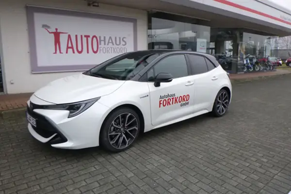 Toyota Corolla mit Fortkord-Beschriftung vor dem Autohaus