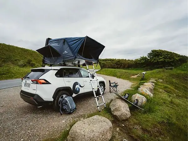 Toyota RAV4 mit Dachzelt und Camping-Zubehör